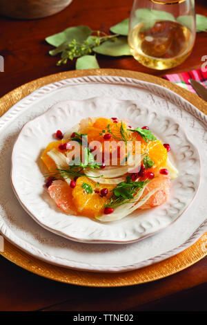 Vista ad alta angolazione dell'insalata di frutta servita in piatti a casa durante il Natale Foto Stock