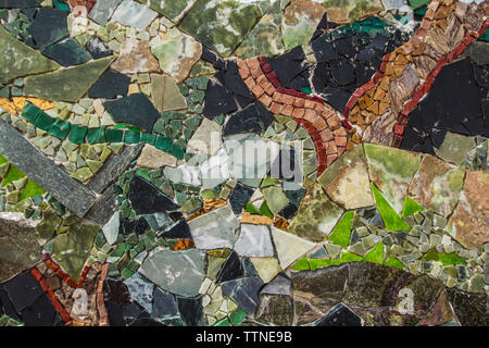 Mosaico texture di sfondo e carta da parati astratta fatta di pietre, vetro e ceramica Foto Stock