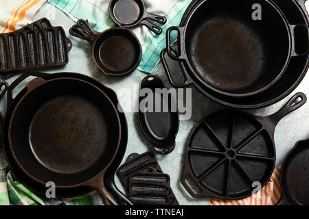 Vista ad alta angolazione di vari utensili da cucina neri sul tavolo a casa Foto Stock