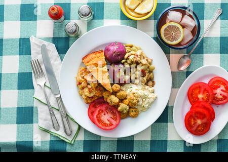 Vista panoramica del pranzo fresco fatto in casa servito con bevanda fredda su tovaglia a casa Foto Stock
