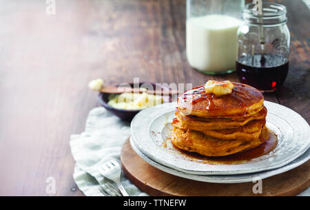 Primo piano di pancake di zucca in piatti sul tavolo a casa Foto Stock