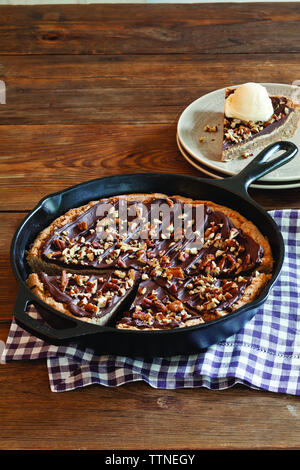 Primo piano del dessert al cioccolato fatto in casa nella padella sul tavolo Foto Stock