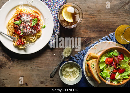 Direttamente sopra il colpo di cibo e bevande fredde sul tavolo a casa Foto Stock