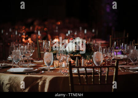 Impostazione posto sul tavolo da pranzo in ristorante Foto Stock