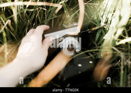 La donna è in possesso di una fotocamera anlog. Foto Stock