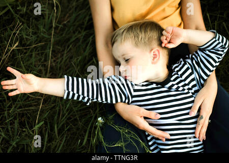 Ritratto di una madre e bambino giacente all'aperto. Foto Stock