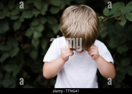 In prossimità di un piccolo bambino piangere Foto Stock