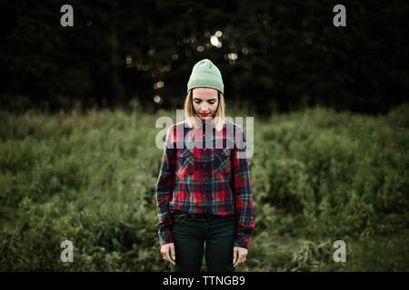 Giovani belle hipster donna in piedi sul campo in campagna Foto Stock