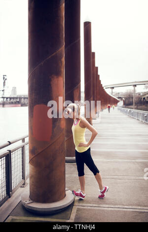 Giovane donna prendendo freno sul ponte Foto Stock