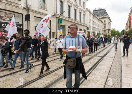 Tours, FRANCIA, AIUTA ONG, grande folla di persone, marcia, attivisti dell'AIDS HIV che protestano per i fondi mondiali, persone che marciano per strada, il Fondo globale per fi-ght AIDS Foto Stock