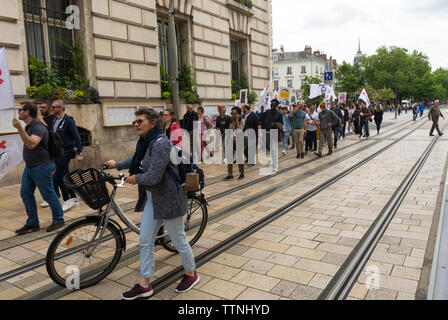 Tours, FRANCIA, AIUTI ONG, attivisti AIDS HIV che protestano per i fondi mondiali, gruppo di manifestanti che marciano per strada nel centro città, il Fondo globale per l'AIDS, la grande folla di persone, Foto Stock