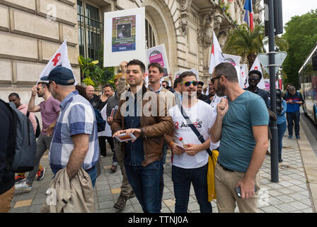 Tours, FRANCIA, ASSISTENTI ONG, attivisti per l'AIDS HIV che protestano per i fondi mondiali, gruppo di manifestanti che marciano, gente marcia per strada, protesta per i diritti lgbt Foto Stock