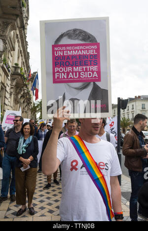 Tours, FRANCIA, primo piano, cartello di protesta Man Holding Outside On Street, AIUTA ONG, attivisti AIDS HIV che protestano per i fondi mondiali, manifesti politici francesi, il Fondo globale per la fine dell'AIDS Foto Stock