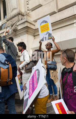 Tours, FRANCIA, AIDES ONG, Aids HIV attivisti che protestano per i fondi mondiali, protesta sociale multiculturale, gruppo diversificato Foto Stock