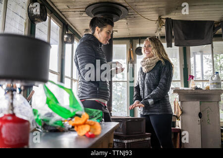 Basso angolo vista di amici di sesso femminile rilassante nel cottage Foto Stock
