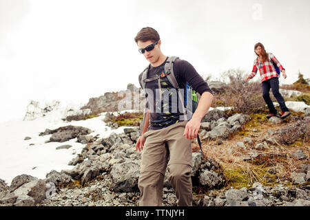 Basso angolo di vista amici escursioni in montagna Foto Stock