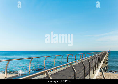 Pier su mare contro sky Foto Stock