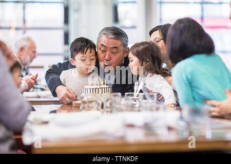 Famiglia festeggia il compleanno in ristorante Foto Stock
