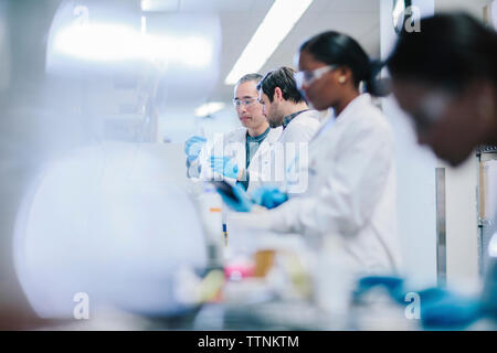 I medici esaminando le provette per la prova in laboratorio Foto Stock