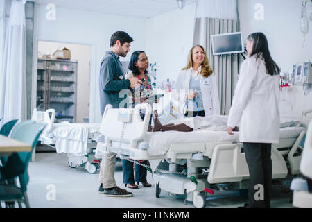 Medico donna formazione collaboratori nella scuola medica Foto Stock