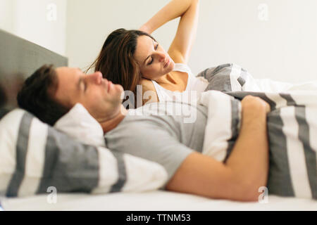 Matura nel letto di casa Foto Stock