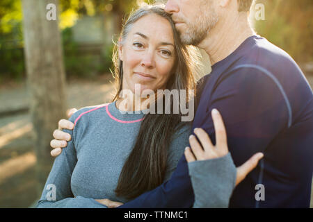 Ritratto di donna è abbracciato da uomo Foto Stock