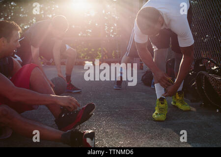 I giocatori la preparazione per la partita di basket Foto Stock