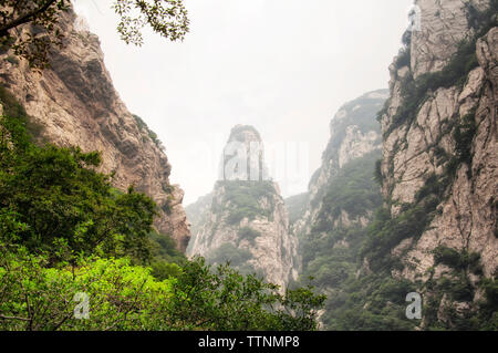 Le insolite formazioni geologiche sul Monte brano nella Provincia di Henan in Cina. Foto Stock