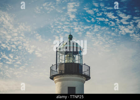 Basso angolo vista della vecchia Point Loma faro contro il cielo nuvoloso durante il tramonto Foto Stock