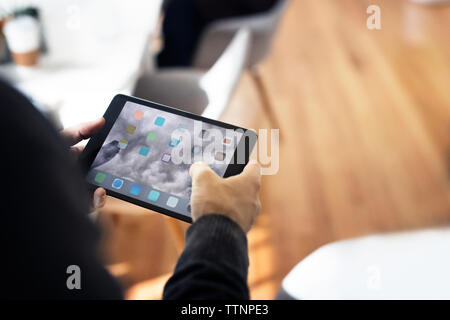 Immagine ritagliata di imprenditore con tavoletta digitale in ufficio Foto Stock