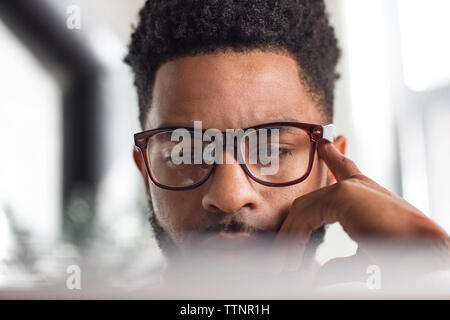 Close-up di concentrato di Uomo con laptop a casa Foto Stock