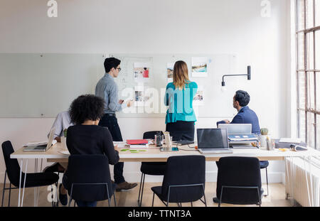 uomini d'affari che discutono e pianificano fotografie in ufficio Foto Stock