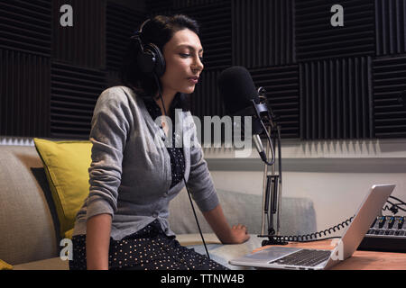 una donna d'affari in videoconferenza in ufficio Foto Stock