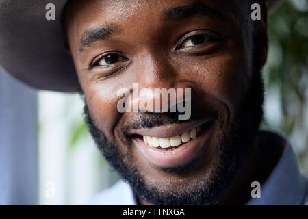 Close-up verticale di imprenditore sorridente in ufficio creativo Foto Stock