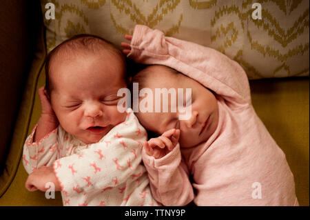 Vista aerea del baby ragazze rilassante sul divano Foto Stock