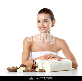 Bellissima ragazza con composizione spa, isolato su bianco Foto Stock