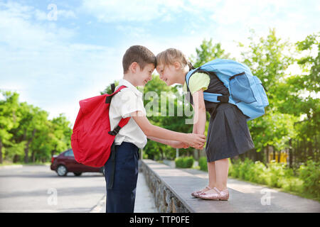 Fratello tenendo la sorella a scuola Foto Stock