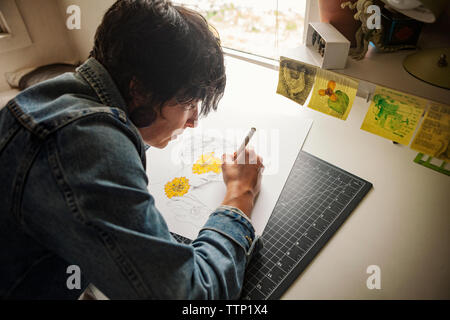Angolo alto vista dell artista femminile disegno sulla carta Foto Stock