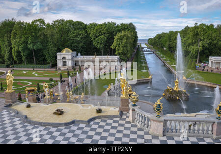 Grand Cascade e canal a Peterhof, San Pietroburgo, Russia Foto Stock