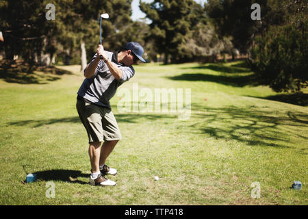 Il Golfer giocando in campo al golf club Foto Stock