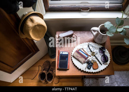 Elevato angolo di visione degli accessori nella piastra sulla tavola a casa Foto Stock