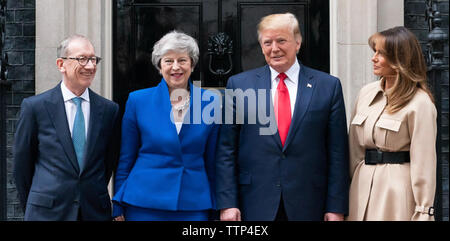 THERESA MAGGIO Primo Ministro britannico al di fuori n. 10 di Downing Street con il marito Filippo e a destra il presidente statunitense Donald Trump con Melania Trump nel giugno 2019. Foto: Casa Bianca Foto Stock