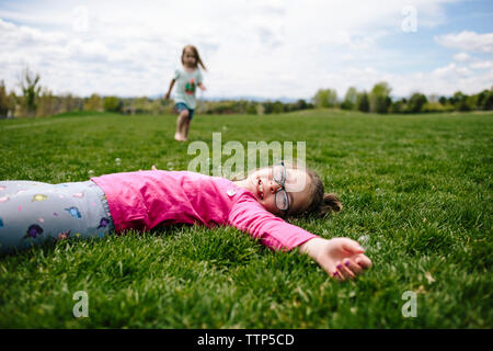 Ragazze godendo sul campo Foto Stock