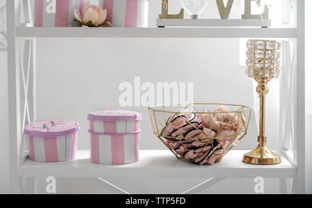 A strisce rosa doni di scatole con golden home accessori con filo d'oro bianco basketon ripiano Foto Stock