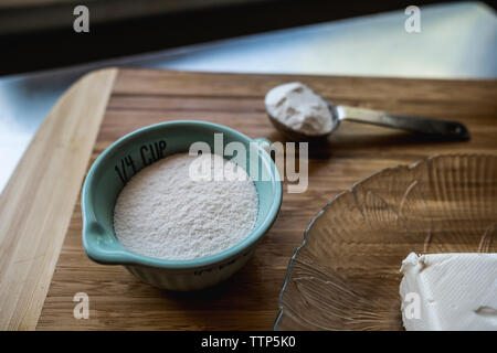 Elevato angolo di visione degli ingredienti nel vassoio di legno sul tavolo Foto Stock