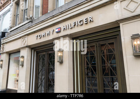 Brompton Road Londra, Regno Unito - 28 Maggio 2019: Tommy Hilfiger Store nella parte anteriore di Londons High Street Foto Stock