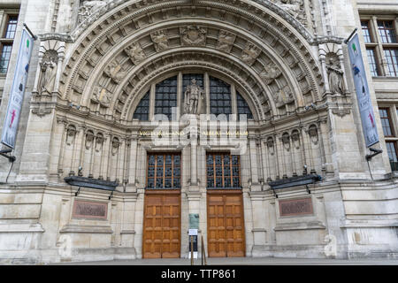 Victoria and Albert Museum di Londra, Regno Unito - 28 Maggio 2019: l'entrata principale al Victoria and Albert Museum (VA) a Londra Inghilterra Foto Stock