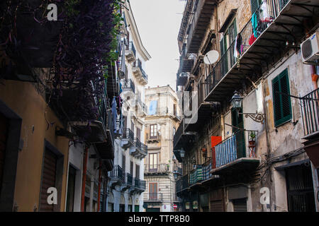 Basso angolo vista di vecchi edifici residenziali a Palermo Foto Stock