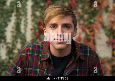 Close-up verticale di fiduciosa man a backyard Foto Stock