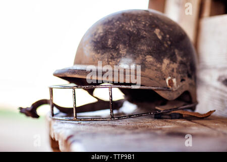 Close-up di sporco casco sport sulla parete di ritegno Foto Stock